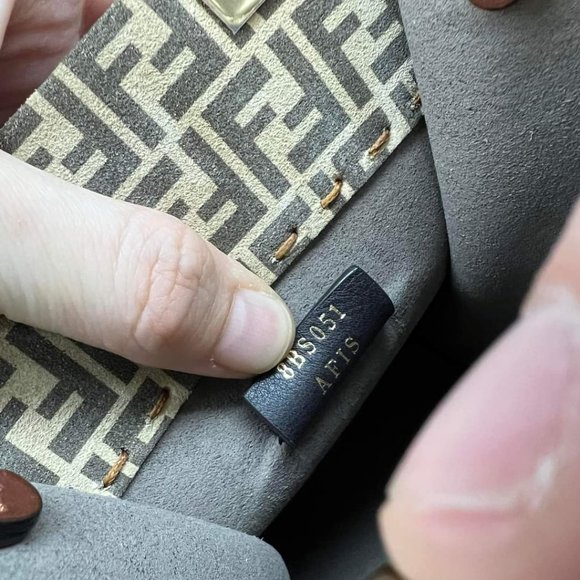 100% Authentic Fendi Shoulder Bag - Picture 15 of 16